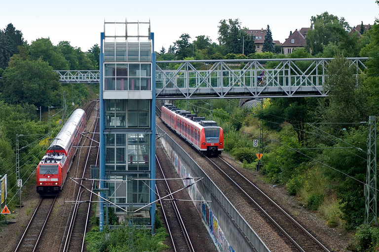 146 226 mit RE 19642 und Baureihe 425 als RE 19035 bei km 14,0 (August 2008)