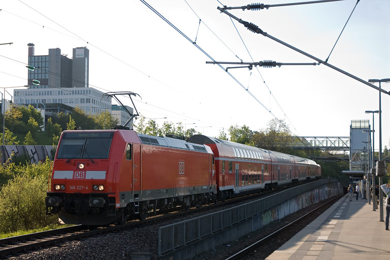 146 227 mit RE 19679 bei km 14,2 (Mai 2008)