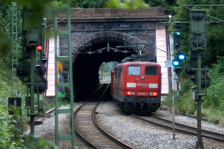 151 088 mit FZT 56173 bei km 17,6 (September 2008)