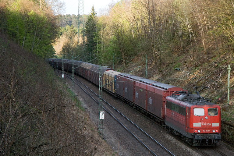 151 153 mit CSQ 60084 bei km 19,0 (April 2008)