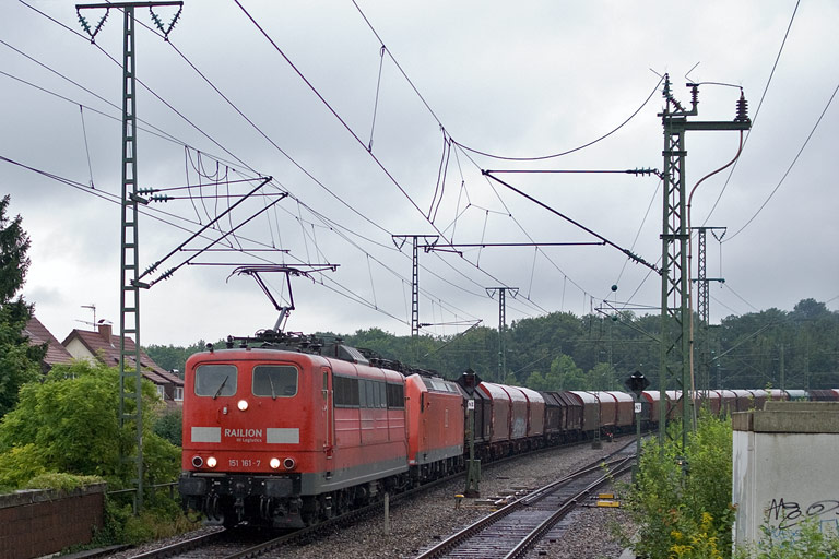 151 161 und 185 115 mit FZT 56166 bei km 16,8 (August 2008)