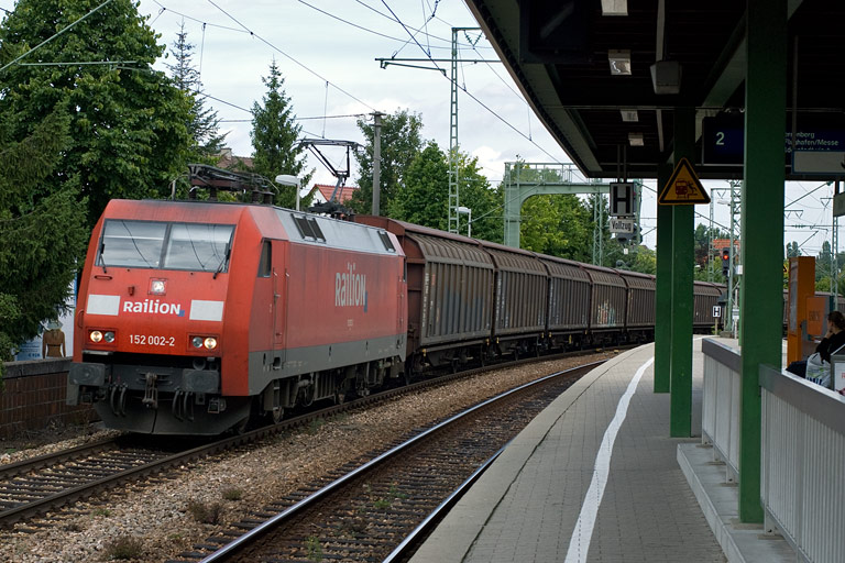 152 002 mit FE 45175 bei km 16,6 (August 2008)
