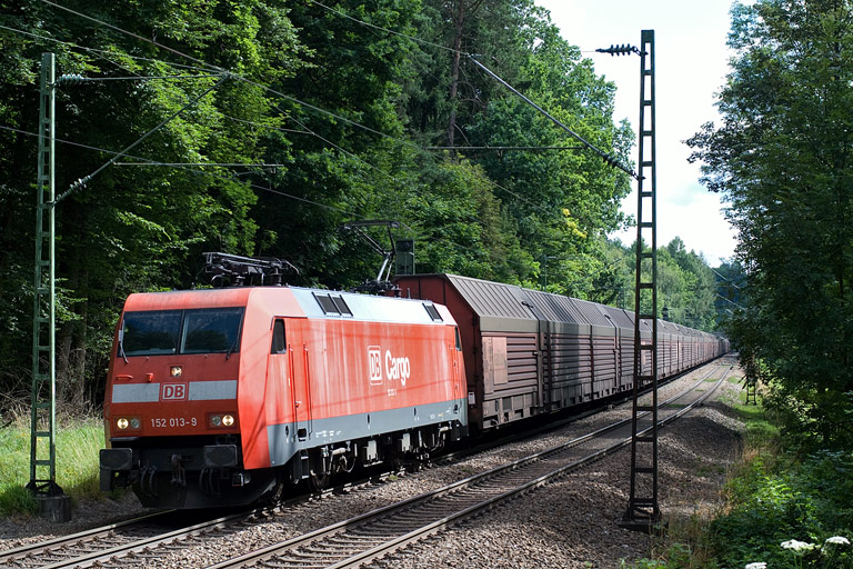 152 013 mit FZT 56165 bei km 18,6 (Juli 2008)