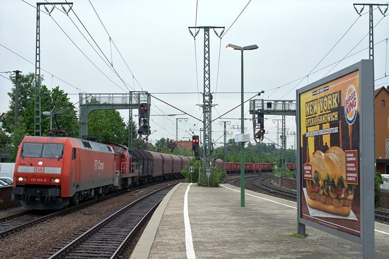 152 019 und Lok der Baureihe 294 mit FZT 56173 bei km 16,6 (Mai 2008)