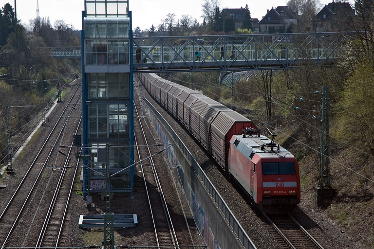 152 020 mit FZ 56165 bei km 14,0 (April 2008)