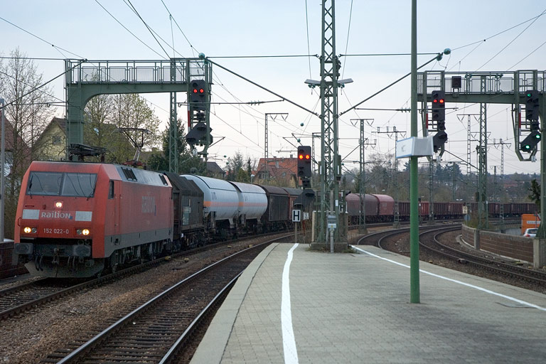 152 022 mit FZT 56173 bei km 16,6 (April 2008)
