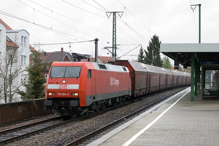 152 024 mit FZ 56165 bei km 16,8 (April 2008)