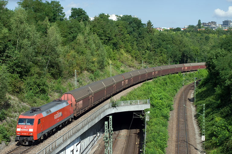 152 025 mit FZ 56165 bei km 13,8 (August 2008)