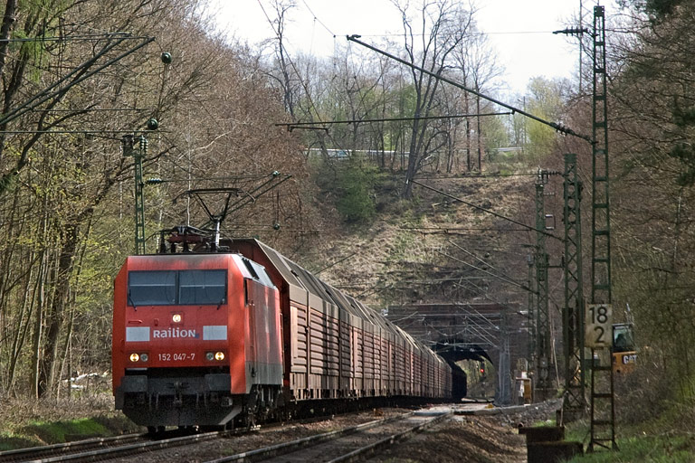 152 047 mit FZ 56165 bei km 18,2 (April 2008)
