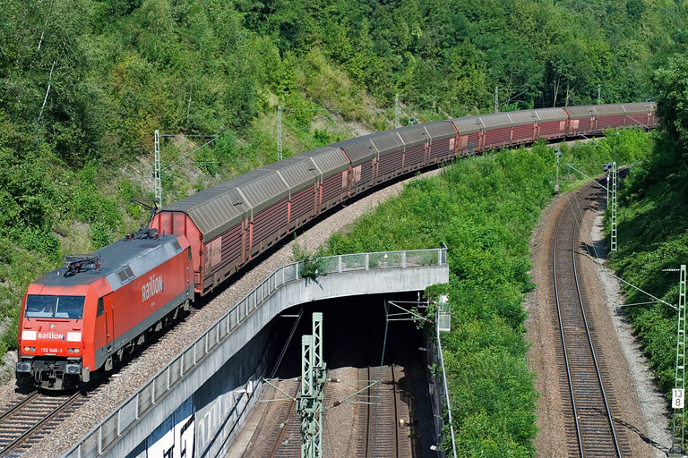 152 049 mit FZ 56165 bei km 13,8 (August 2008)