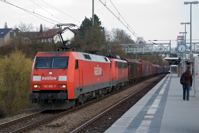 152 052 und 140 173 mit FZT 56166 bei km 14,2 (April 2008)