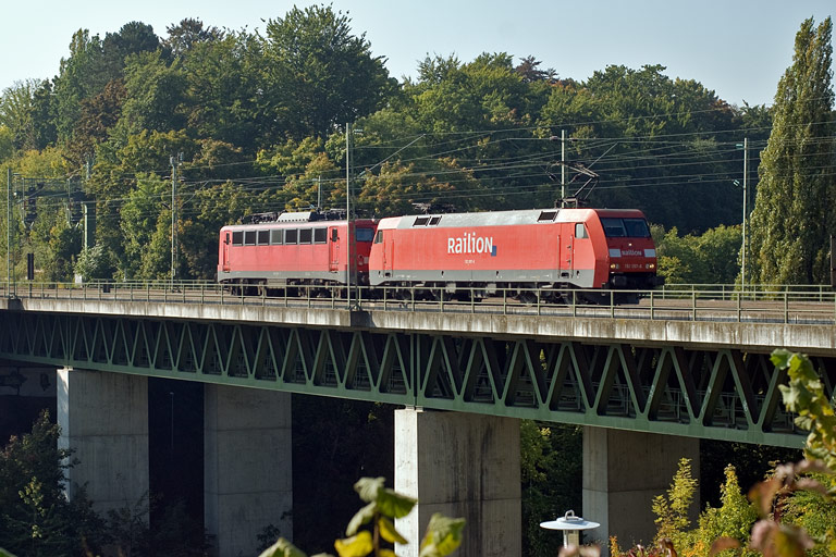 152 057 und 140 634 als Tfzf 68315 bei km 14,6 (September 2008)