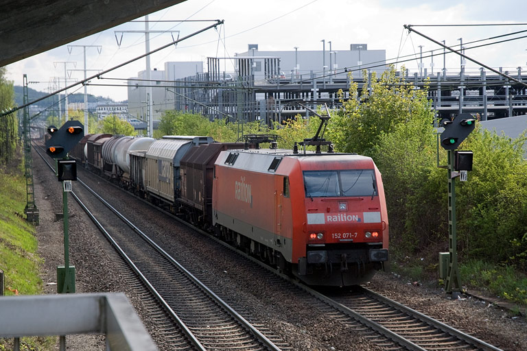 152 071 mit FE 44695 bei km 24,6 (Mai 2008)