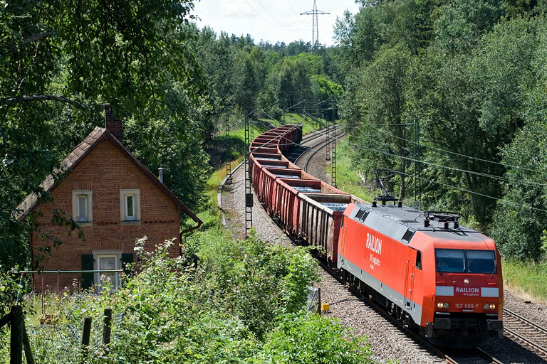 152 085 mit FZT 56164 bei km 19,2 (Juli 2008)