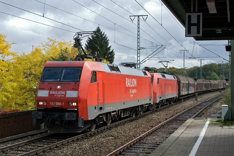 152 088 und 152 150 mit FE 44696 bei km 16,8 (Oktober 2008)
