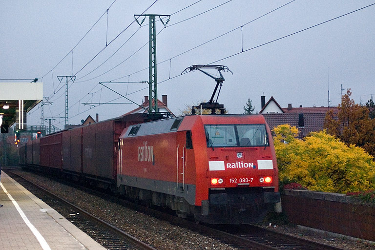 152 090 mit CSQ 60084 bei km 16,8 (Oktober 2008)