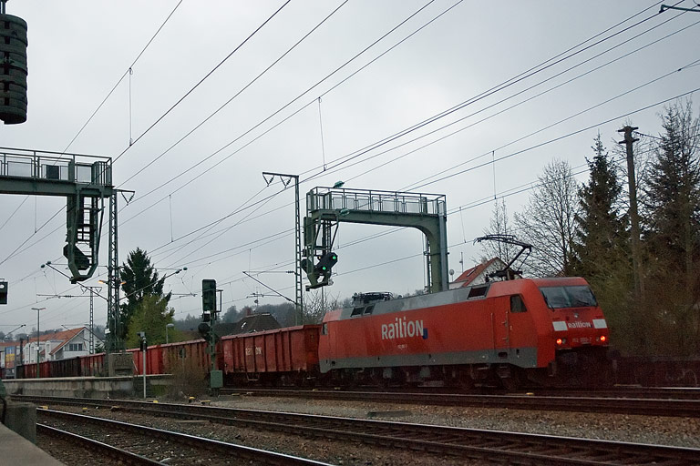 152 090 mit FZT 56173 bei km 16,6 (April 2008)