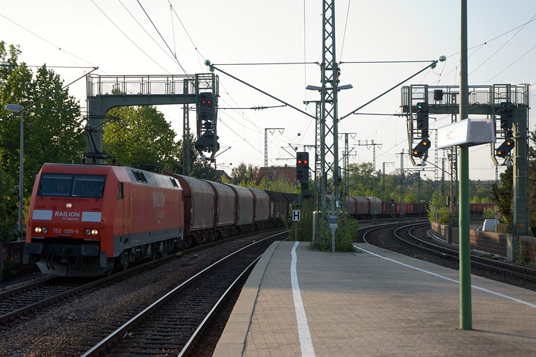152 095 mit FZT 56173 bei km 16,6 (Mai 2008)