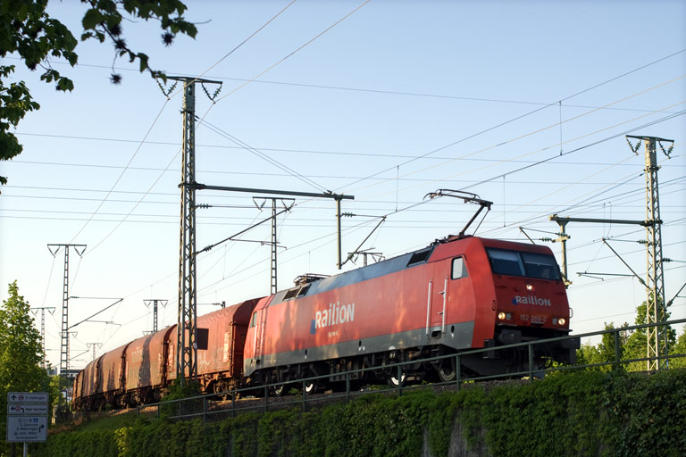 152 098 mit FZT 56173 bei km 16,4 (Mai 2008)