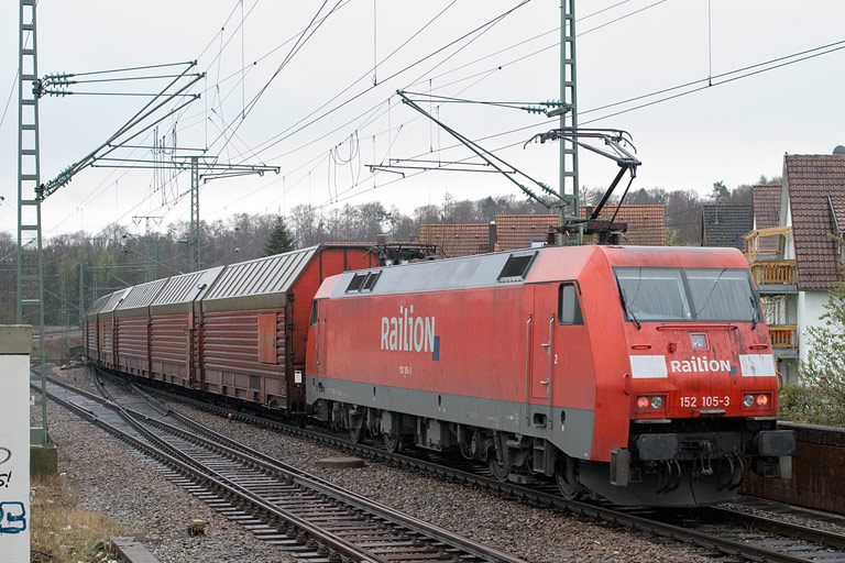 152 105 mit FZ 56165 bei km 16,8 (April 2008)