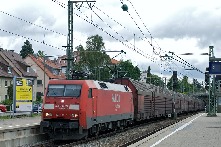 152 109 mit FZT 56165 bei km 15,6 (Juli 2008)