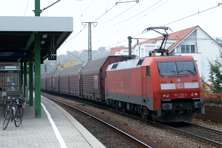 152 119 mit FZ 56165 bei km 16,6 (Oktober 2008)