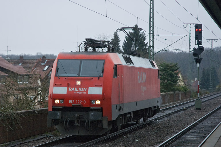 152 122 als Tfzf 68256 bei km 16,6 (April 2008)