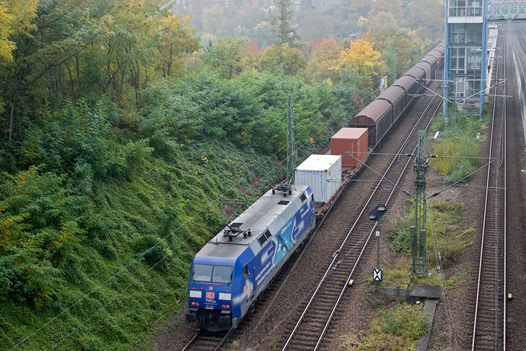 152 138 mit FE 56171 bei km 14,0 (Oktober 2008)