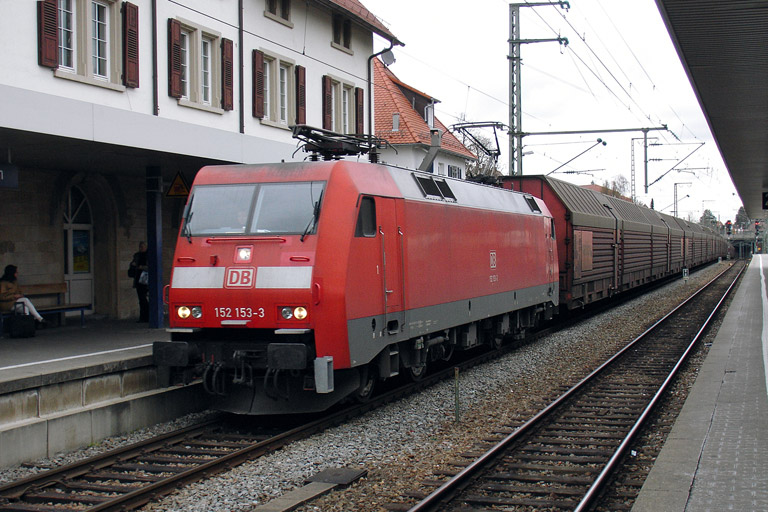 152 153 mit FZ 56165 bei km 15,6 (M&auml;rz 2008)