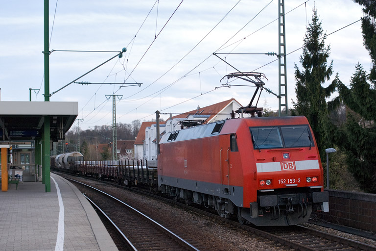 152 153 mit FZ 56183 bei km 16,6 (M&auml;rz 2008)