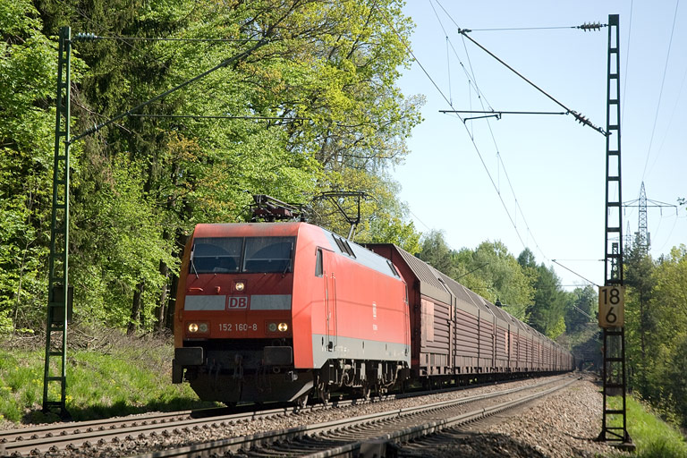 152 160 mit FZ 56165 bei km 18,6 (Mai 2008)