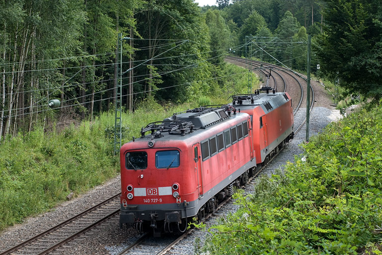 152 164 und 140 727 als Tfzf 68374 bei km 21,6 (Juli 2008)