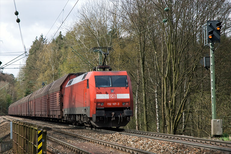 152 167 mit FZ 56165 bei km 18,4 (April 2008)