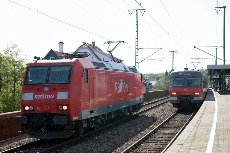 185 004 als Tfzf 68256 und Baureihe 420 bei km 15,6 (Mai 2008)