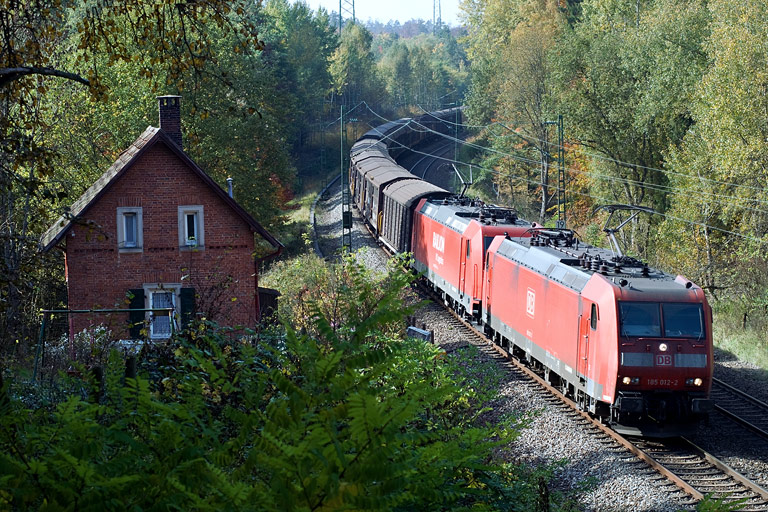 185 012 und 185 284 mit FE 44696 bei km 19,2 (Oktober 2008)