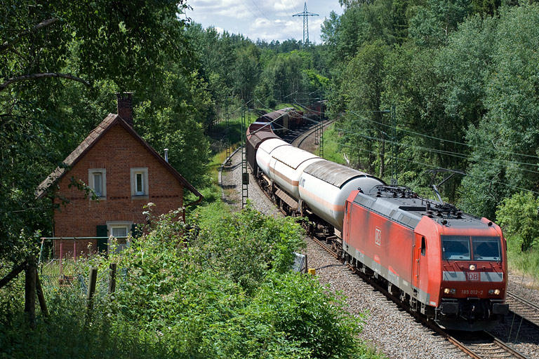 185 012 mit FE 44696 bei km 19,2 (Juli 2008)