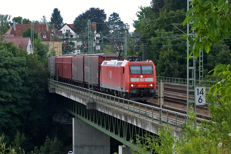 185 013 mit CSQ 60082 bei km 14,6 (August 2008)