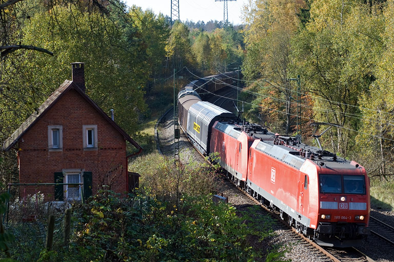185 064 und 185 013 mit FE 44696 bei km 19,2 (Oktober 2008)