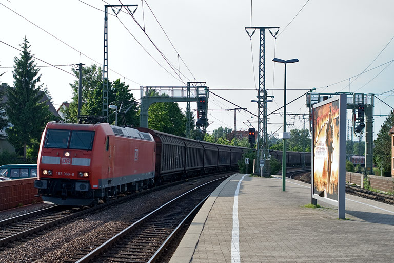 185 066 mit CS 49153 bei km 16,6 (Juni 2008)