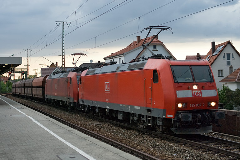185 069 und 185 086 mit CFA 98804 bei km 16,6 (Mai 2008)