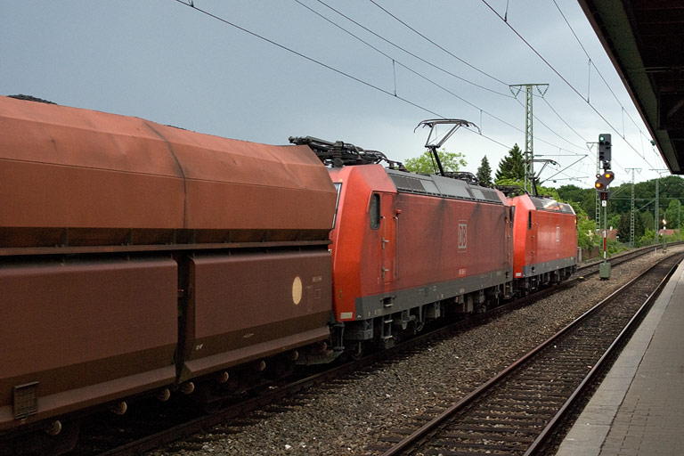 185 069 und 185 086 mit CFA 98804 bei km 16,6 (Mai 2008)