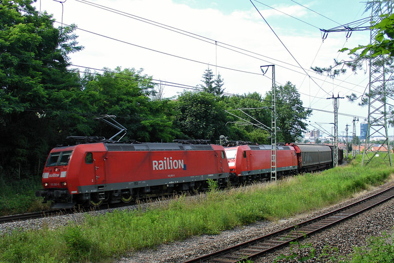 185 085 und Lok der Baureihe 185 mit FE 44691 bei km 17,2 (Juni 2008)