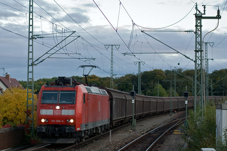 185 086 mit CS 49150 bei km 16,8 (Oktober 2008)
