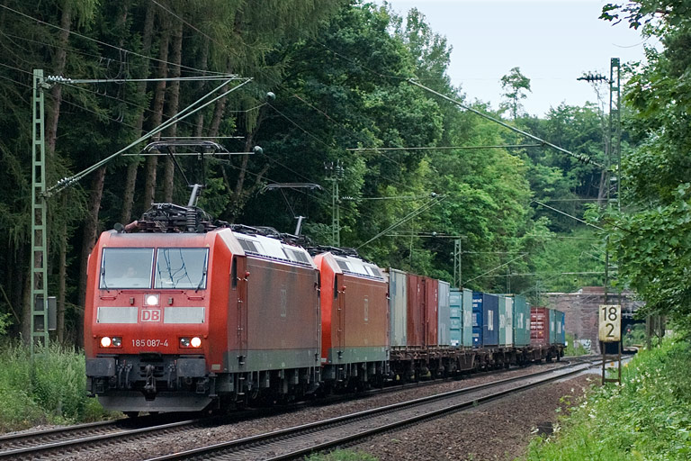 185 087 und 185 086 mit TEC 43169 bei km 18,2 (Juli 2008)
