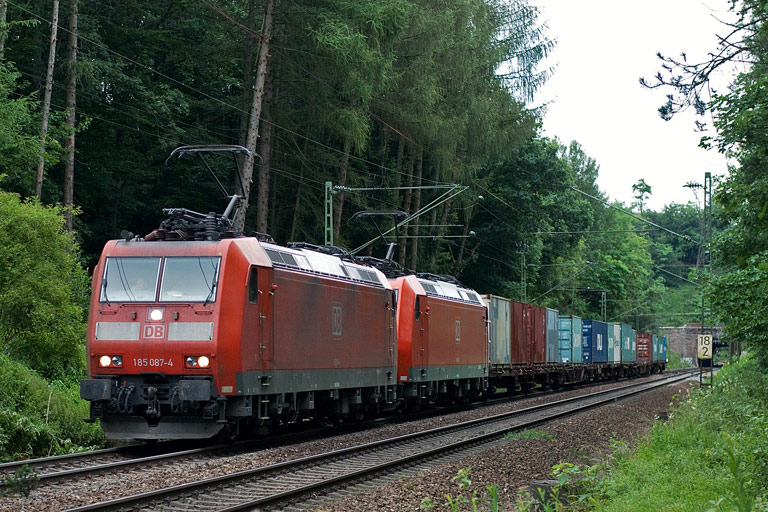 185 087 und 185 086 mit TEC 43169 bei km 18,2 (Juli 2008)
