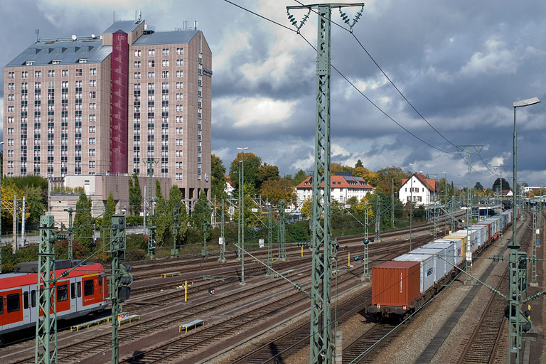 185 088 und Lok der Baureihe 185 bei km 15,8 (Oktober 2008)