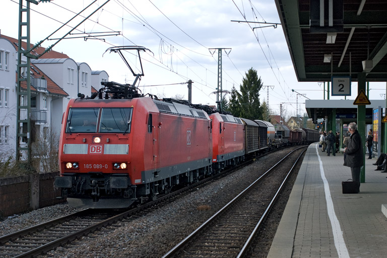 185 089 und Lok der Baureihe 185 mit FE 44695 bei km 16,8 (April 2008)