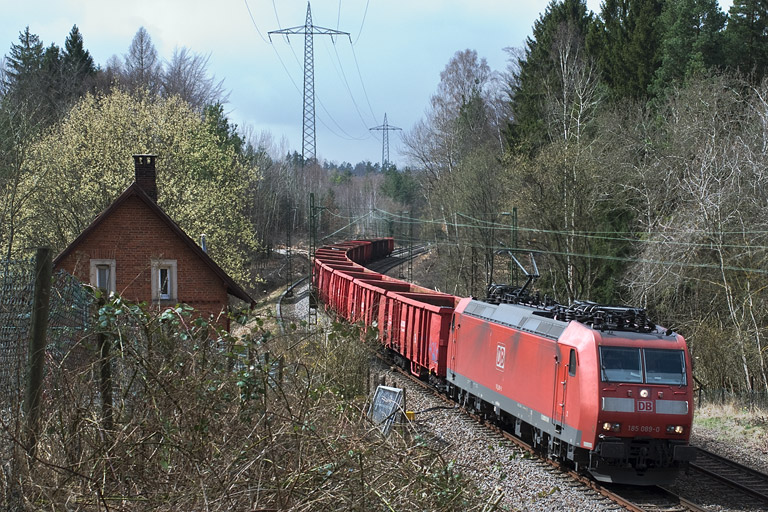 185 089 mit FZT 56164 bei km 19,2 (April 2008)