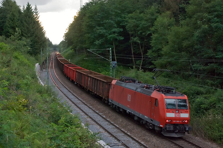 185 089 mit FZT 56173 bei km 21,6 (August 2008)