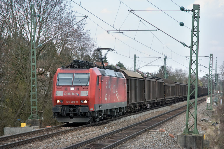 185 090 mit CS 46717 bei km 12,8 (April 2008)